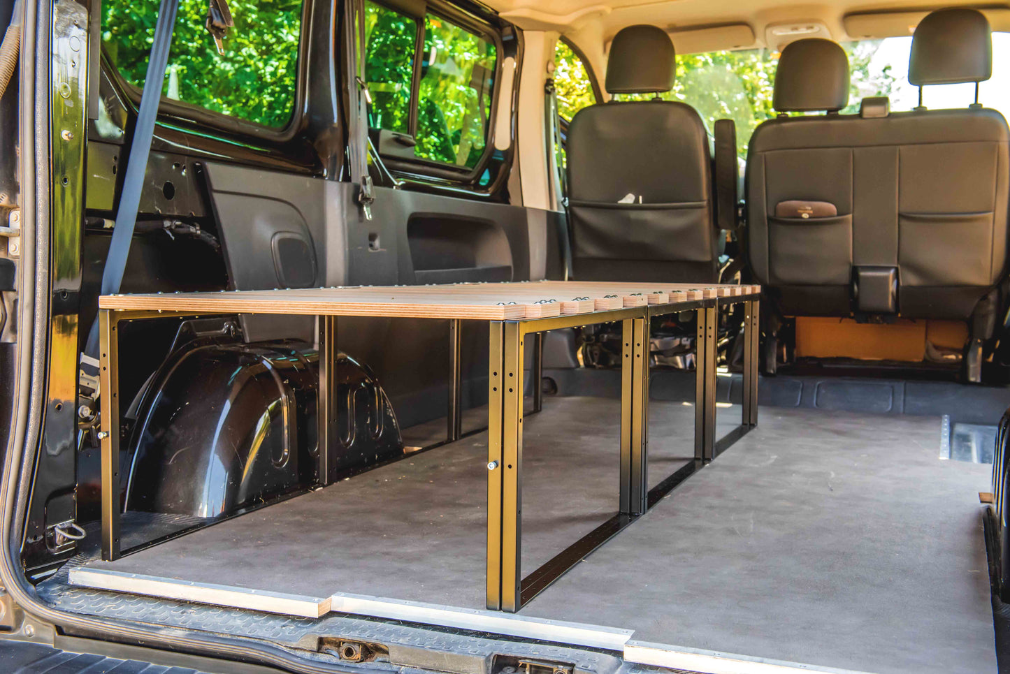 Van-Bett aus Eisen und Holz