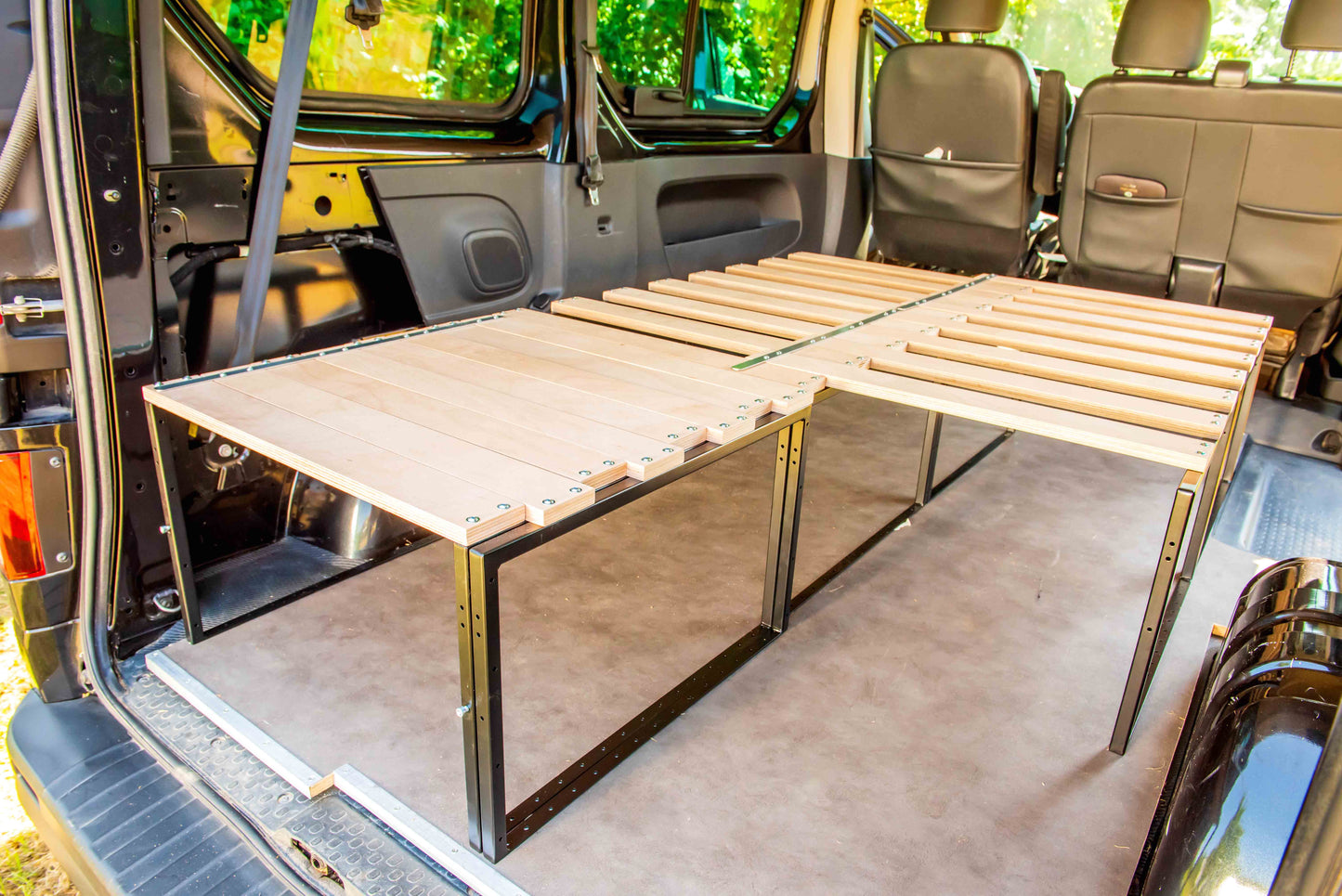Van-Bett aus Eisen und Holz