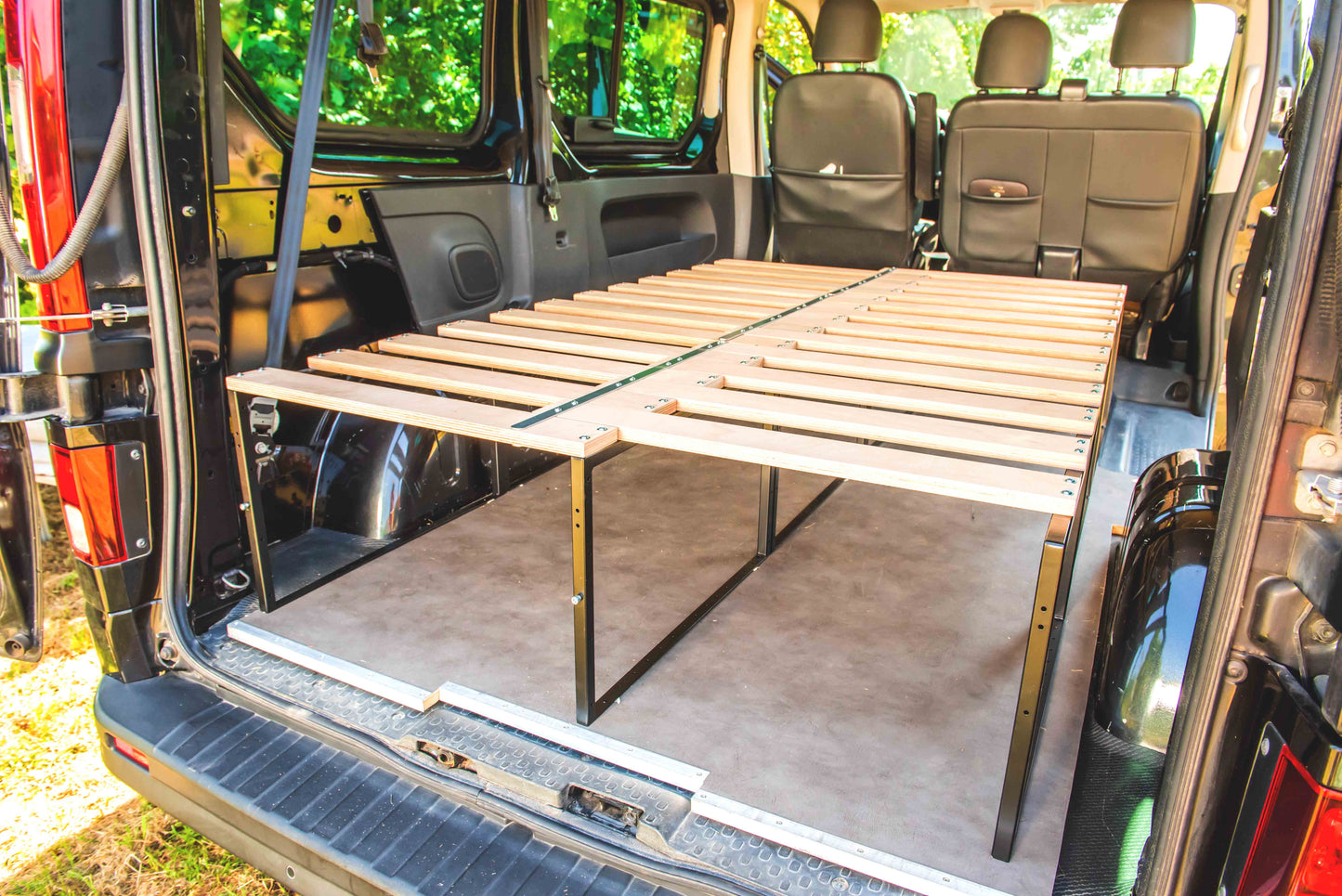 Van-Bett aus Eisen und Holz