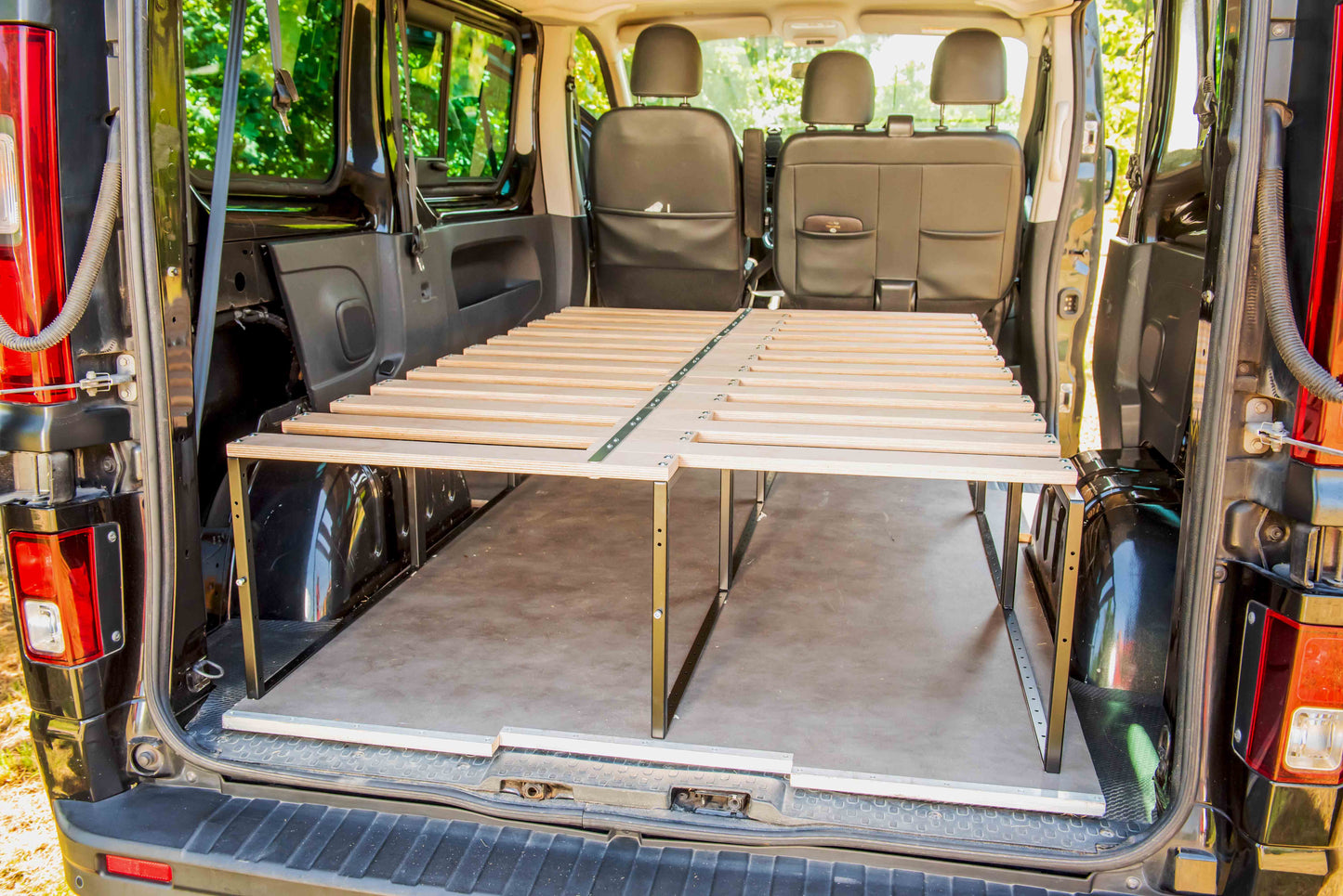 Van-Bett aus Eisen und Holz