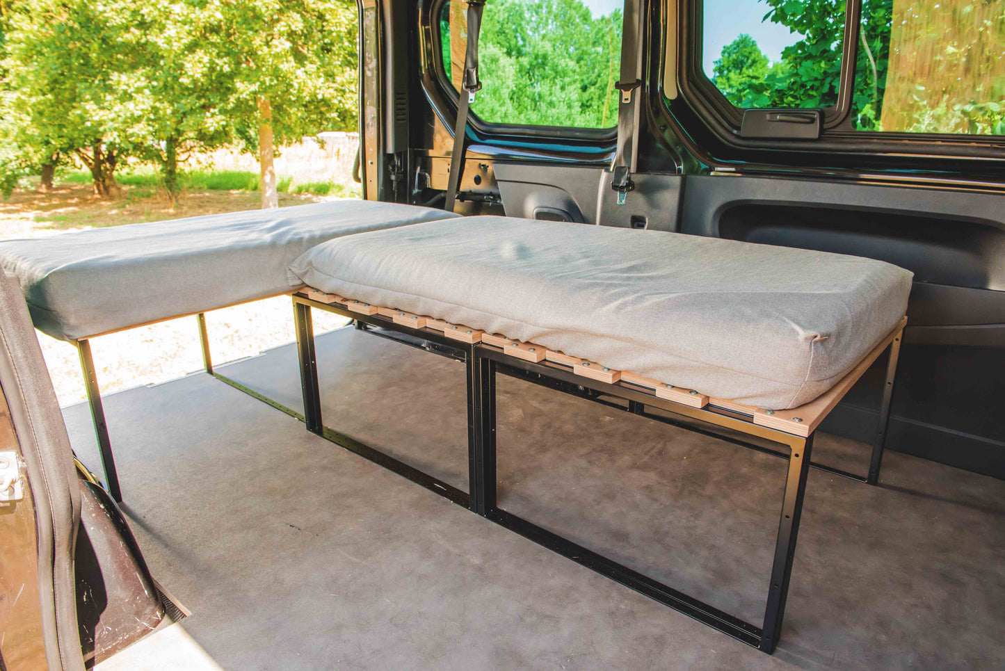 Van-Bett aus Eisen und Holz