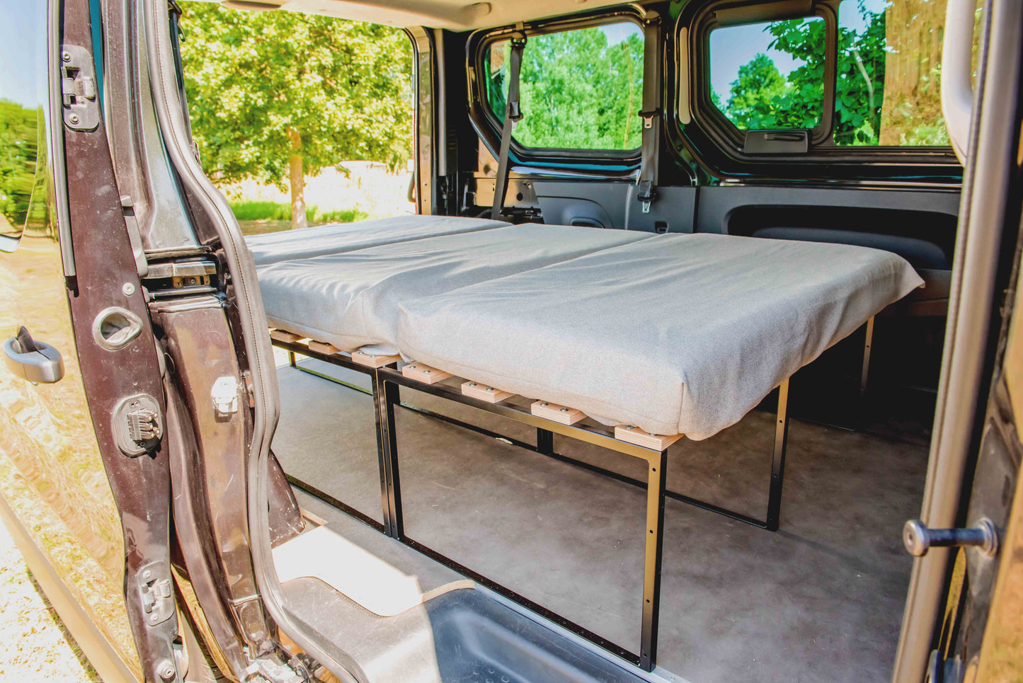 Van-Bett aus Eisen und Holz
