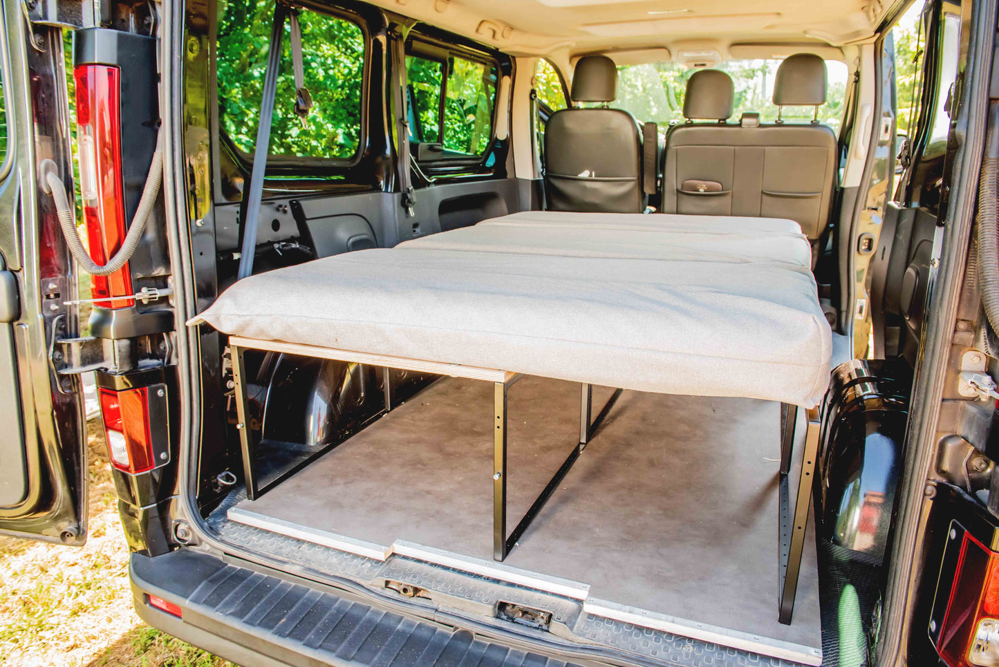 Van-Bett aus Eisen und Holz